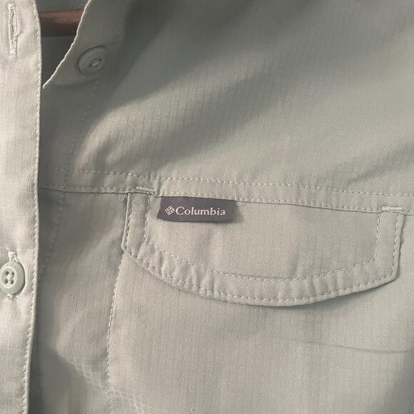 Columbia Hiking shirt women’s small, side zip pocket and quick dry fabric - Picture 3 of 7